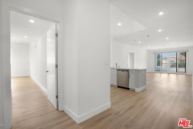 1832 S Barrington Ave in Los Angeles, CA - Building Photo - Building Photo