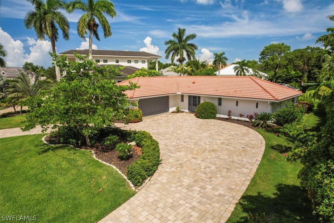 735 Parkview Ln in Naples, FL - Building Photo