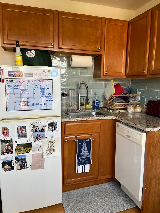 1060 Cambridge St, Unit 4 in Cambridge, MA - Foto de edificio - Building Photo