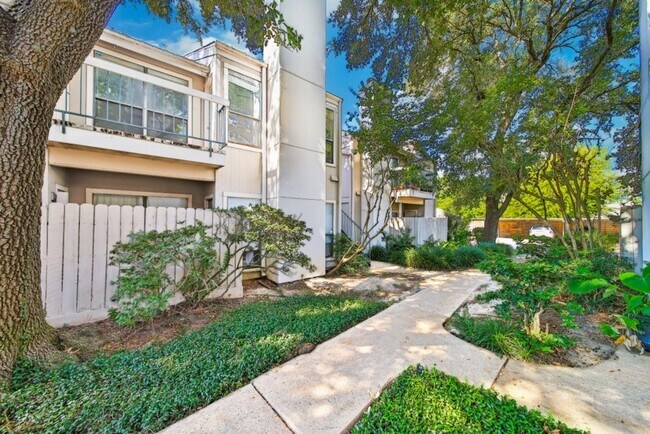 7900 N Stadium Dr in Houston, TX - Foto de edificio - Building Photo