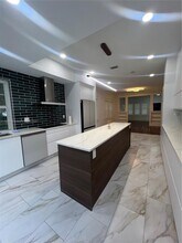 130 SW 1st Ave in Hallandale Beach, FL - Foto de edificio - Building Photo