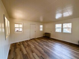 800 Short St in Myrtle Creek, OR - Building Photo