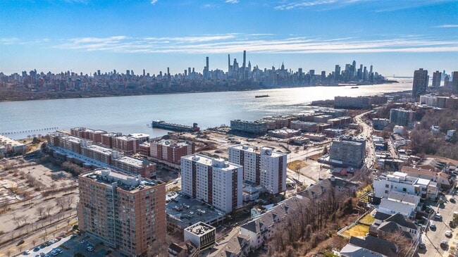 19 Legend Hills Dr in Edgewater, NJ - Building Photo - Building Photo