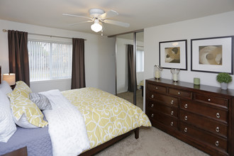 Seasons Park Apartments in Richfield, MN - Building Photo - Interior Photo