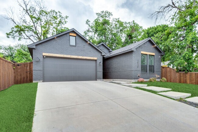 2830 S Marsalis Ave in Dallas, TX - Building Photo - Building Photo