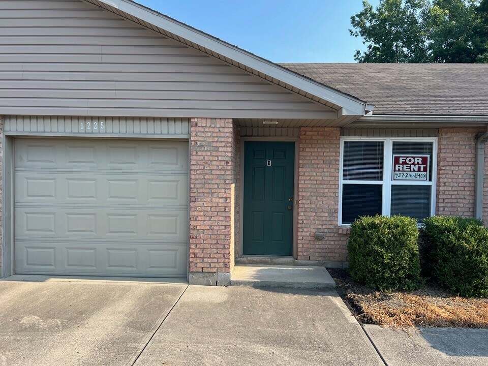 1225 Sequoia Ct, Unit B in Tipp City, OH - Building Photo