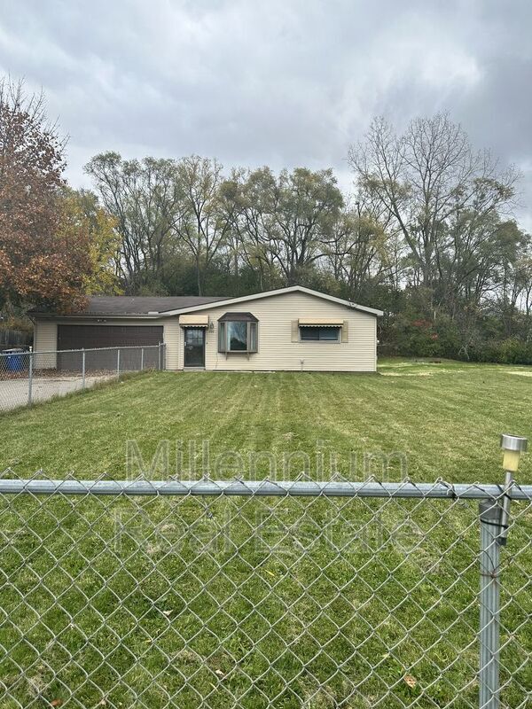 200 N Roslyn Rd in Waterford Township, MI - Building Photo - Building Photo