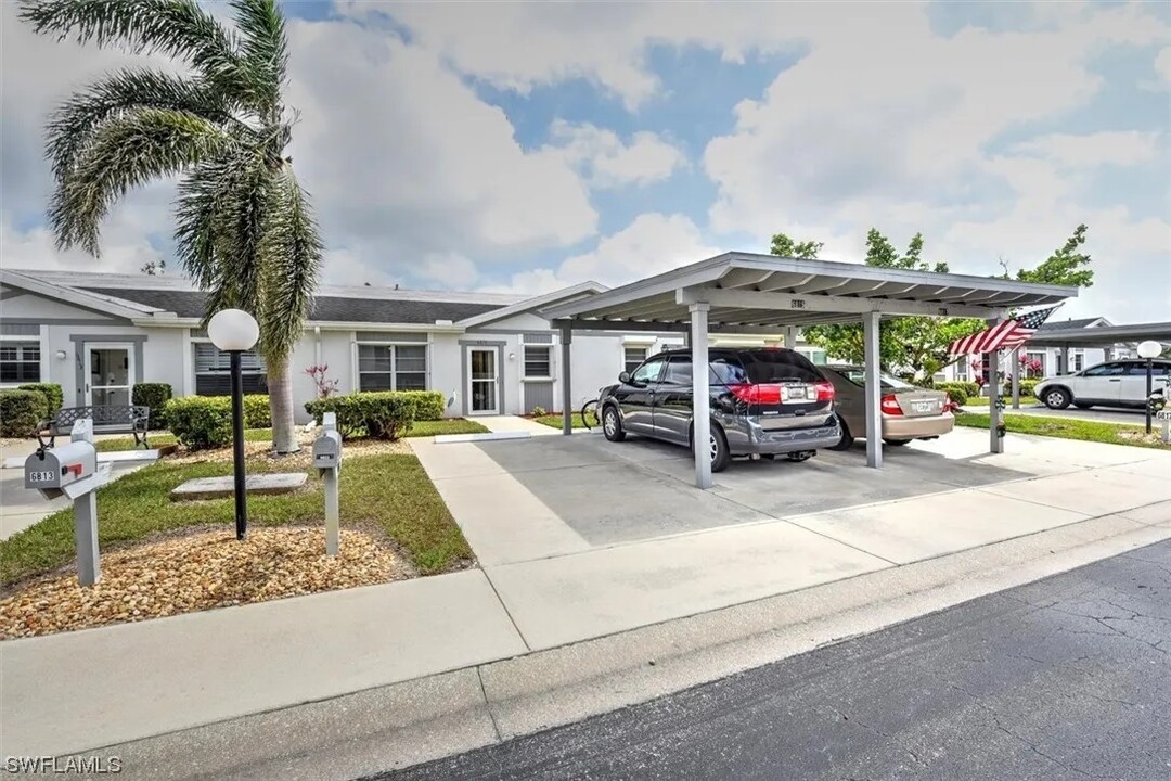 6815 Sandtrap Dr in Ft. Myers, FL - Building Photo