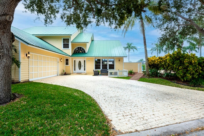 10381 SE Jupiter Narrows Dr in Hobe Sound, FL - Building Photo - Building Photo