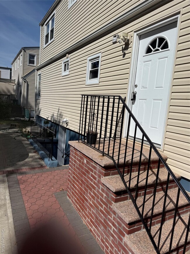 134 Scranton Ave in Lynbrook, NY - Building Photo - Building Photo