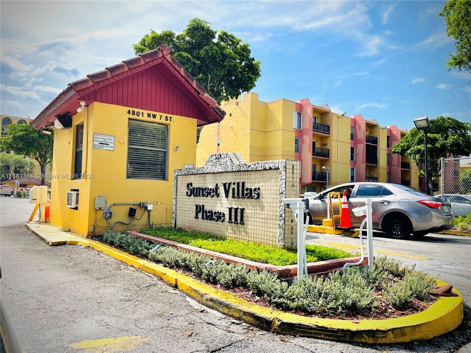 4705 NW 7th St in Miami, FL - Building Photo