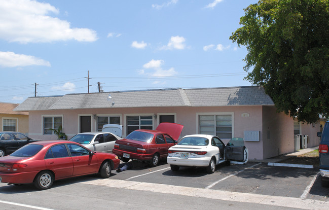 3970 NW 31st Ter in Lauderdale Lakes, FL - Foto de edificio - Building Photo