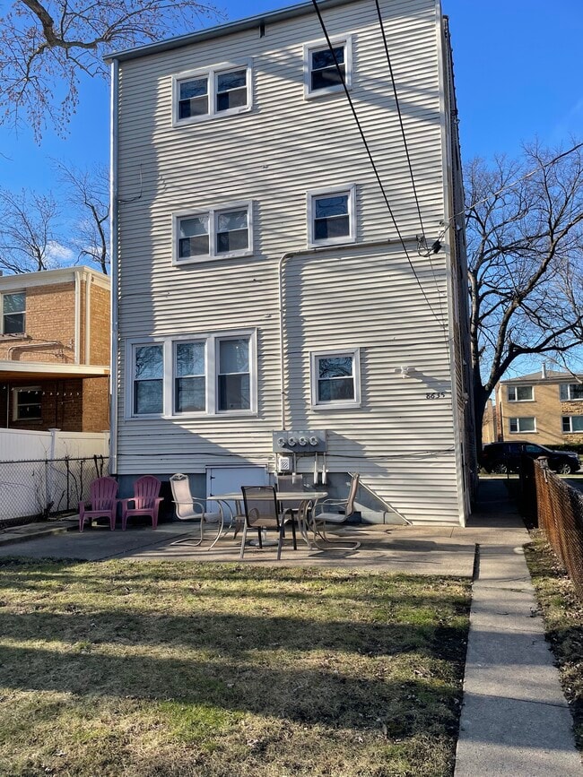 8635 Trumbull Ave, Unit 1 in Skokie, IL - Foto de edificio - Building Photo