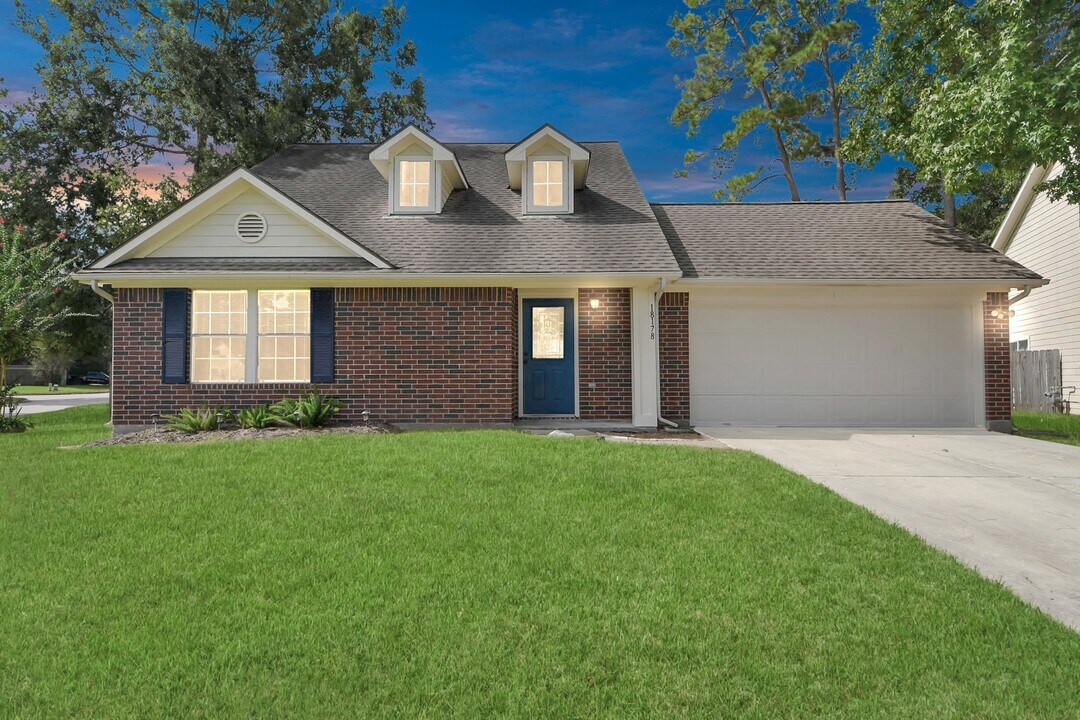 18178 Woodsdale Ct in Porter, TX - Foto de edificio