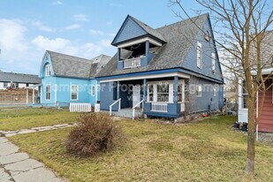 2305 W Broadway Ave in Spokane, WA - Building Photo