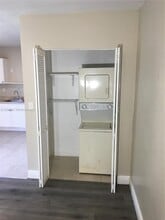 32 NE 169th St in North Miami Beach, FL - Building Photo - Building Photo