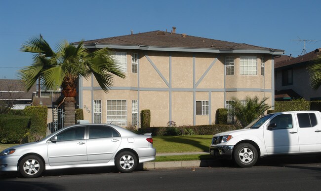 251 E Center St in Covina, CA - Foto de edificio - Building Photo