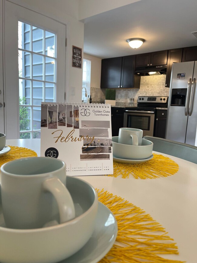 Golden Gate Townhomes in Stone Mountain, GA - Foto de edificio - Building Photo