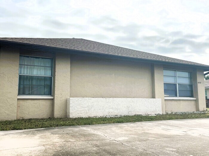 4709 SE 4th Pl in Cape Coral, FL - Building Photo