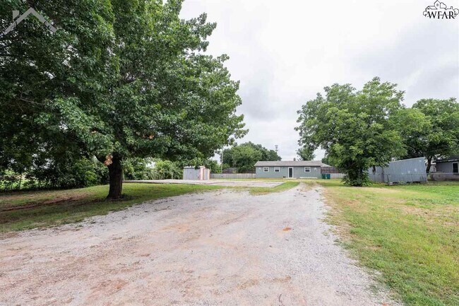 410 W Pecan Ave in Iowa Park, TX - Building Photo - Building Photo