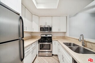 5751 W Olympic Blvd in Los Angeles, CA - Building Photo - Building Photo