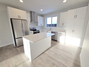 8008 Cedric Mah Rd in Edmonton, AB - Building Photo - Building Photo