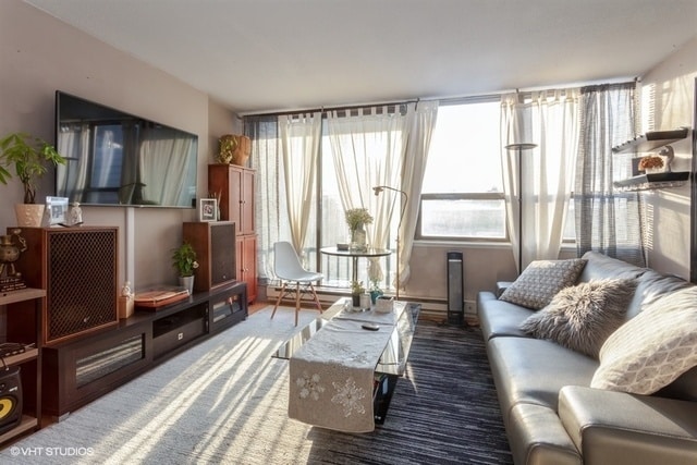 2740 N Pine Grove Ave, Unit #4F in Chicago, IL - Foto de edificio - Building Photo