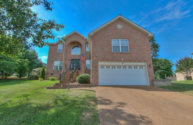 1734 Dryden Dr in Spring Hill, TN - Foto de edificio - Building Photo