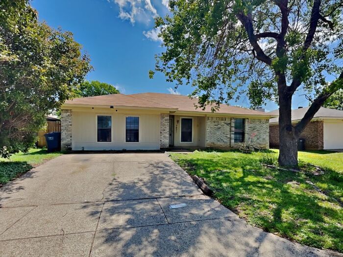 7421 S Meadow Dr E in Fort Worth, TX - Building Photo