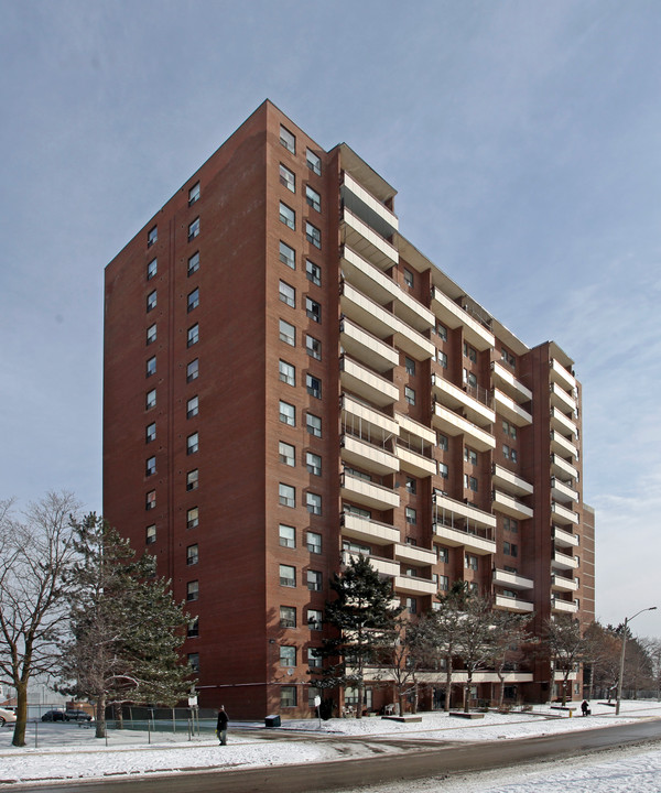 45 Silverstone Dr in Toronto, ON - Building Photo