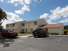 Schall Landings in West Palm Beach, FL - Building Photo - Building Photo