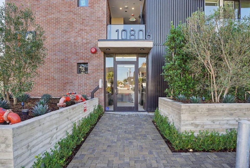10806 Blix St in Los Angeles, CA - Building Photo
