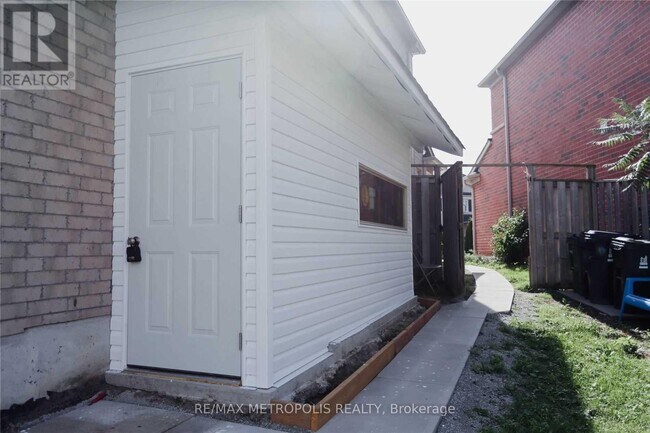 72 Glacier Crescent in Toronto, ON - Building Photo - Building Photo
