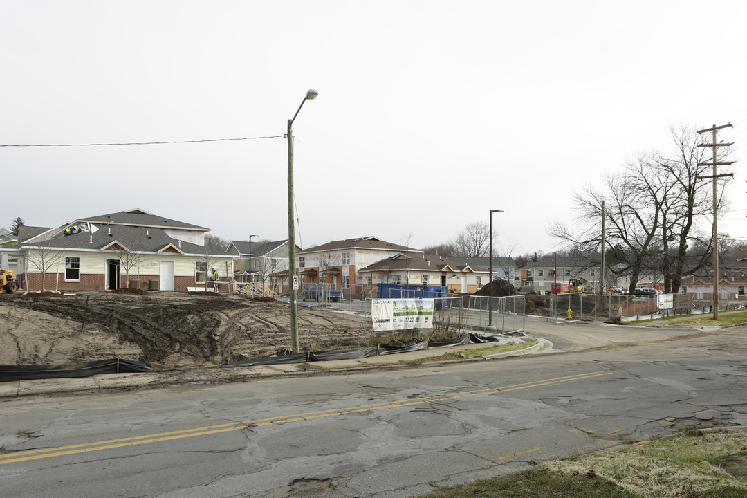 Creston Plaza Apartments in Grand Rapids, MI - Building Photo