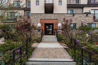 330 Salem St, Unit 204 in Glendale, CA - Building Photo - Building Photo