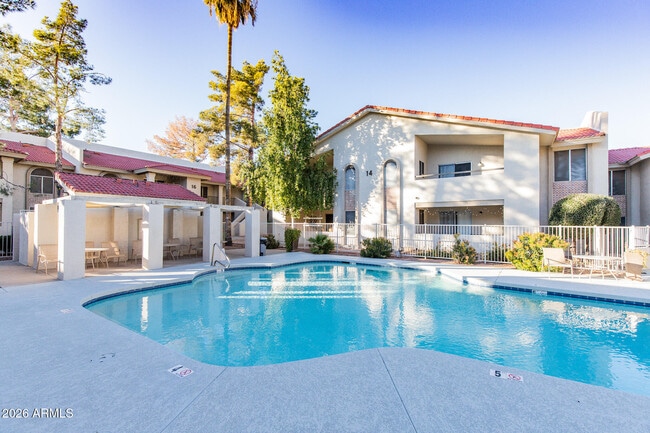 10610 S 48th St in Phoenix, AZ - Foto de edificio - Building Photo