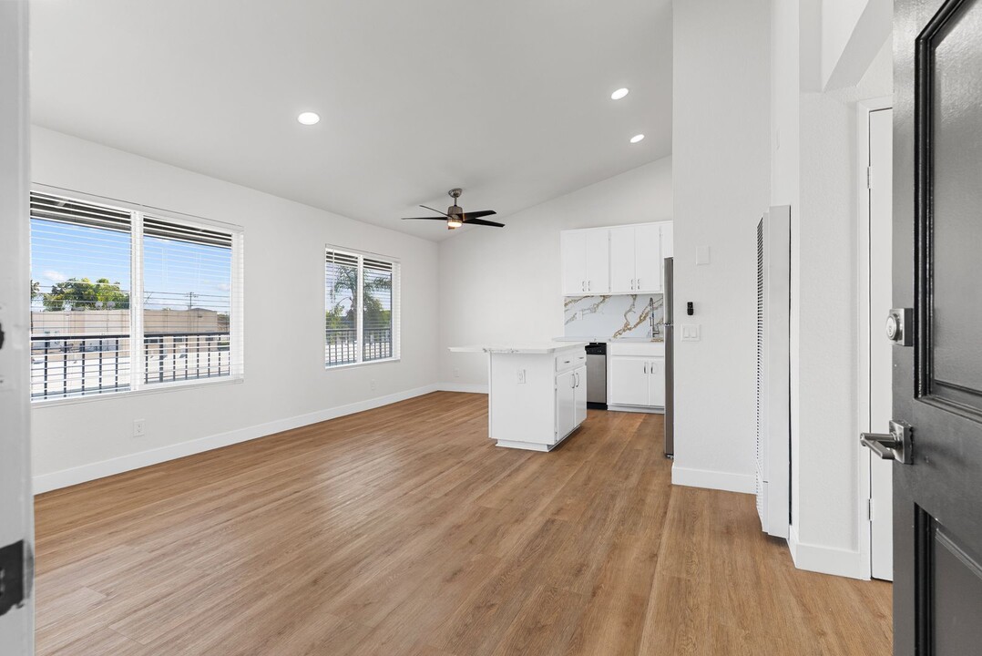 1066 Coronado Ave, Unit 303 in Long Beach, CA - Building Photo