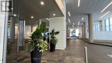 100 Harbour St in Toronto, ON - Building Photo - Building Photo
