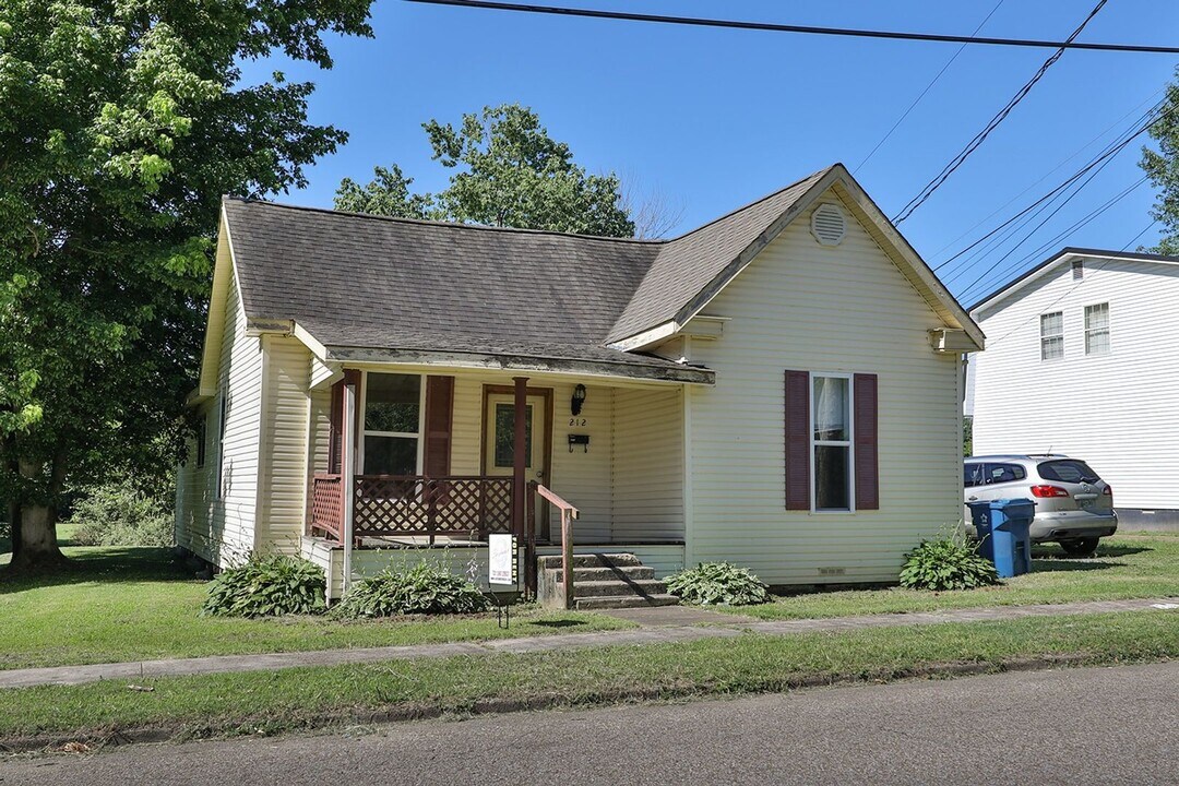 212 Church St in Martin, TN - Building Photo