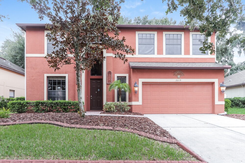 2019 Abbey Trace Dr in Dover, FL - Building Photo