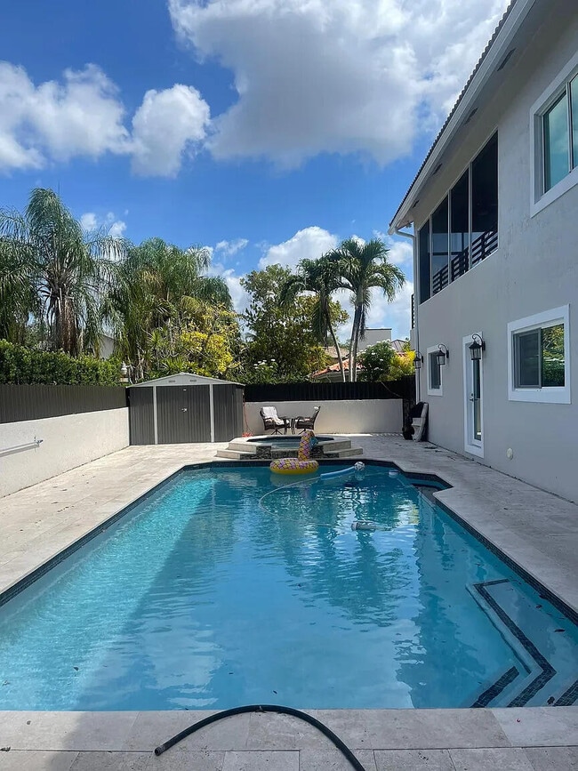 16400 NW 82nd Ct in Hialeah, FL - Building Photo - Building Photo