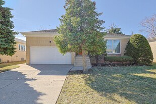 475 Courtesy Ln in Des Plaines, IL - Building Photo