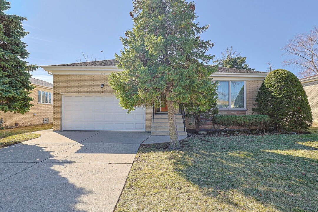 475 Courtesy Ln in Des Plaines, IL - Building Photo