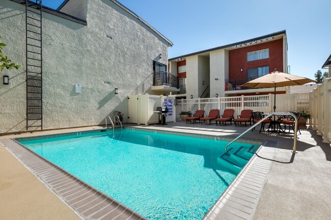 Chatsworth Plaza Apartments in Chatsworth, CA - Building Photo - Building Photo