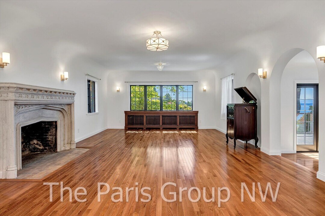 1805 NW Blue Ridge Dr in Seattle, WA - Building Photo