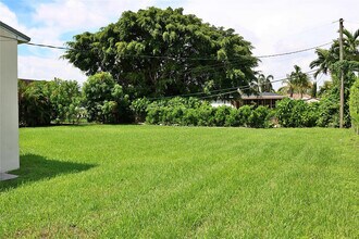 2640 SW 79th Ave in Miami, FL - Building Photo - Building Photo