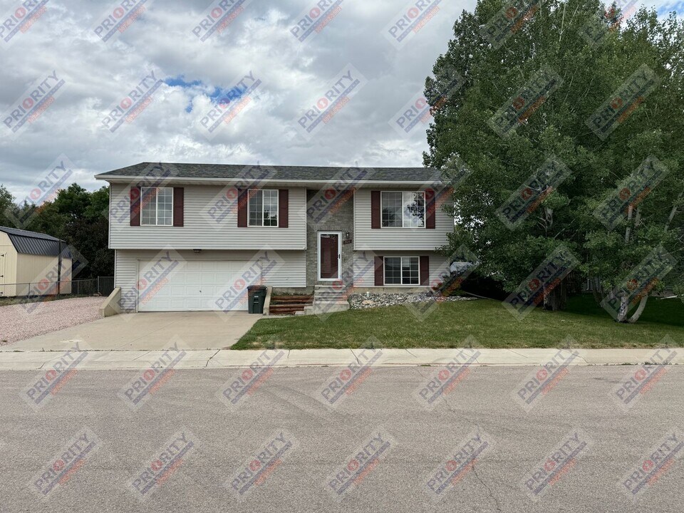 308 W Timothy St in Gillette, WY - Building Photo