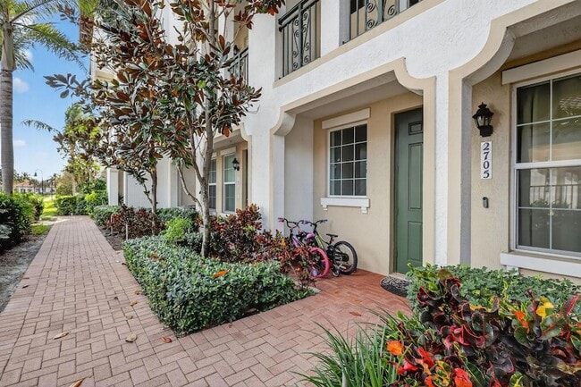 2705 SW 119th Way in Miramar, FL - Foto de edificio - Building Photo