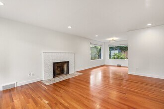 2955 72nd Ave SE in Mercer Island, WA - Building Photo - Building Photo