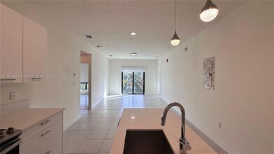 8001 NW 41st St in Doral, FL - Building Photo - Building Photo